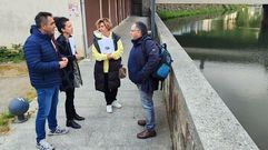 Los concejales del grupo municipal del PP, en el tramo urbano del paseo fluvial