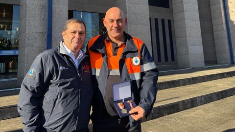 A la derecha, Jorge Juan Pose Pose, representante de Protecci�n Civil de Cee.