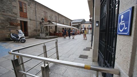 Puerta de la sede de la Polica Local en Sarria, en una foto de archivo