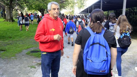 Manuel Eiriz, miembro de la directiva de la asociacin organizadora, supervisa la llegada de los alumnos al Parque dos Condes