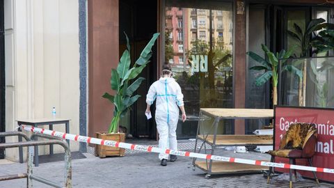 Un miembro de la Polica Cientfica en el restaurante incendiado en Madrid.