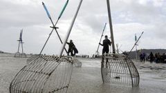 Imagen de archivo de mariscadoras en la playa de Testal