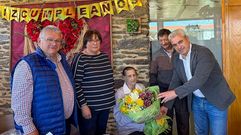 Dolores Ferro (en el centro de la imagen, sentada), acompa�ada el d�a que celebr� sus 100 a�os por el concejal de Medio Rural (con chaleco), su nuera Consuelo, su hijo Manuel y el alcalde (con americana gris).