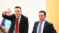 Carlos Verdejo de Voz sealando al diputado Ali, en la Asamblea de Ceuta que ha tenido que ser suspedida  por insultos y amenazas entre diputados por los mensajes de Vox