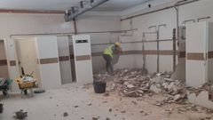 Obras de demolici�n en los vestuarios del semis�tano del IES Valle Incl�n de Pontevedra