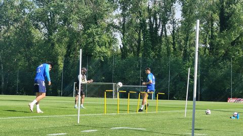 Luismi trabaja junto al readaptador Vctor Garca, con David Costas al lado