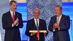 Rebelo de Sousa, durante la entrega del Premio Fern�ndez Latorre 2018, junto a Felipe  VI y Santiago Rey Fern�ndez-Latorre.