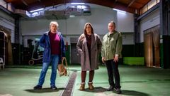 Campelo, una lonja vac�a. De izquierda a derecha, Raquel G�mez, Mireya Mart�nez y Natalia Gonz�lez, mariscadoras del sector de a pie en la lonja de Campelo, una rula que, en condiciones normales, deber�a de tener almeja y berberecho a la venta, y que, sin embargo, est� vac�a como consecuencia del tren de borrascas que ha impedido el trabajo en los bancos de la r�a de Pontevedra desde hace semanas. El sector afronta con profunda preocupaci�n su futuro, cuyas protagonistas ven que tienen ante s� retos de una magnitud que no recuerdan desde que empezaron a trabajar en los bancos de esta r�a. sergio sueiro