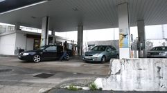 Un coche tira el muro de la gasolinera del puerto de Vilagarc�a