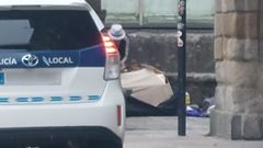 Imagen de primera hora del hombre recogiendo su tienda de campa�a en el Obradoiro