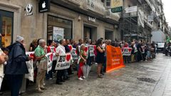 Manifestaci�n diante da tenda na que unha clienta denunciou a vulneraci�n do seu dereito a usar o galego, este martes en Vigo.