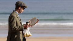 Un hombre pasea por la plaza de Zarautz.