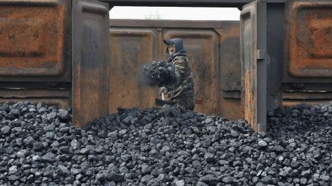 Un trabajador de un depsito de carbn en la provincia china de Liaoning.
