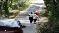En la pista no hay anchura para contruir aceras, segun un informe t�cnico. 