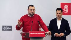 El secretario general de la FSA-PSOE, Adri�n Barb�n (i), y el secretario general del PSOE de Le�n, Javier Cend�n (d)