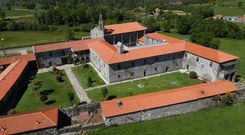 El espectacular monasterio de Aciveiro, situado en Forcarei, data del a�o 1135 y fue recuperado para un uso hotelero. 