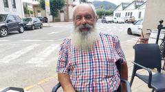 Pepe Riola, en la terraza del caf� Bah�a, en Cari�o, donde vive desde hace m�s de dos d�cadas