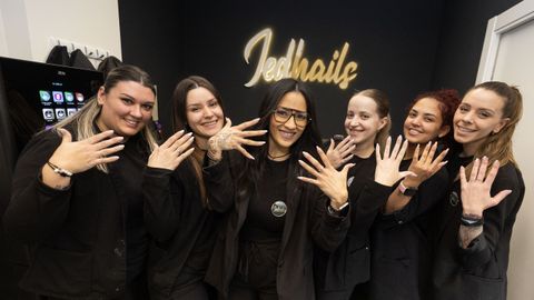 Jedhill, con gafas, junto a las profesionales que trabajan con ella