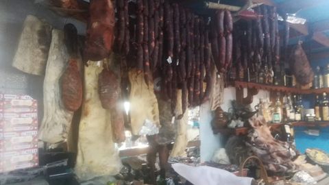 El embutido es uno de los grandes reclamos del Bar Ponteo. El hostelero José Manuel Fernández lo tenía colgado detrás de la barra para aquel que lo solicitase vendérselo