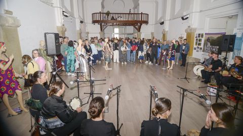 Exposición de vestidos con materiales de reciclaje que se puede ver en la Capela de Santa María de Lugo