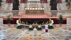 El papa Francisco lee el tradicional �Urbi et Orbi� en una bas�lica de San Pedro sin p�blico.