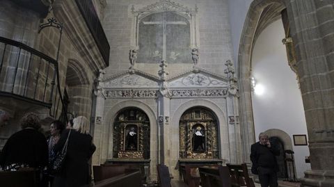 En la parte central de la imagen, uno de los murales antes ocultos y que quedaron al descubierto con esta restauracin: unos motivos funerarios de estilo italiano sobre el lugar en el que originariamente estaban los sepulcros del cuarto conde de Lemos y su esposa 