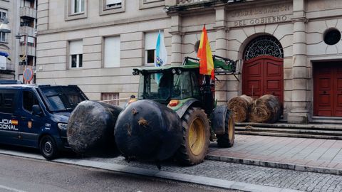 Tractor retirado de la entrada de la Subdelegaci�n del Gobierno.