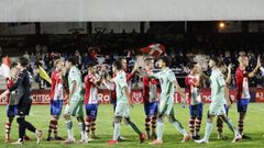 Jugadores del Arousa y Pontevedra se saludan este martes antes de empezar el derbi