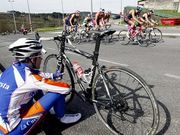 Un ciclista contempla c�mo un grupo sube la rampa del �ngel Carro.