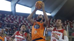 George Conditt ataca el aro durante el partido del Leyma Coru�a ante el Manresa.