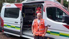 Jacobo Ginzo L�pez, responsable provincial de emergencias de Cruz Roja en Lugo, con la ambulancia que la organizaci�n humanitaria tiene desplegada en la Romaxe do Bo Xantar, en Viveiro, en las inmediaciones del campo de la fiesta
