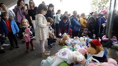 Ni�os de Viveiro, O Vicedo y Ourol que acudieron a la manifestaci�n del pasado 20 de noviembre en Viveiro dejaron peluches a las puertas del centro de salud para reclamar pediatras
