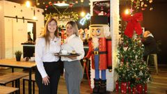 Mirlibeth y Stephany regentan un bar en A Pobra que acaba de celebrar su primer aniversario.