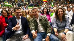 Alberto N��ez Feijoo, con Juanma Moreno Bonilla, en el acto central de la campa�a del PP en M�laga.