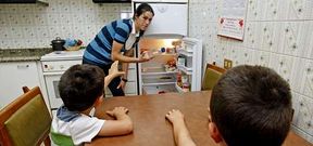 Beatriz Jorge, con sus hijos de seis y cinco a�os; el mayor, de once, se encuentra estos d�as con la abuela.