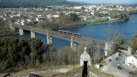 El puente internacional sobre el Mi�o visto desde Fortaleza (Portugal)