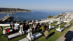 Un momento del sepelio de Gil Parrondo en el cementerio de Luarca