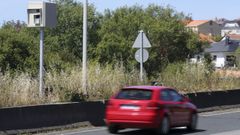 Un turismo pasando junto al radar de tr�fico de A Malata, en Ferrol, cuyas sanciones, en alg�n caso, ya han sido cuestionadas por los tribunales.