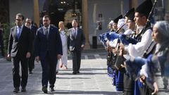El presidente de Asturias Adrian Barb�n (2i) y el ministro de Econom�a, Carlos Cuerpo (i) a su llegada a la LXVI Reuni�n Ordinaria de Gobernadores del Banco Centroamericano de Integraci�n Econ�mica (BCIE)