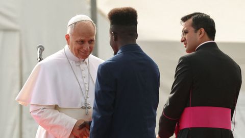 Taiwo Oluwatobi, migrante nigeriano, saluda al papa.