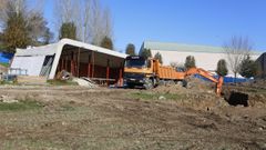 El edificio para aseos y vestuarios de las caldas ya tiene la estructura hecha