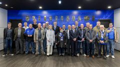Abonados del Real Oviedo a los que se les entreg�la insignia de oro