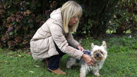 Luca Garca Castro y Nico, el perro de Sonia, fallecida por un cncer de mama hace seis aos. 