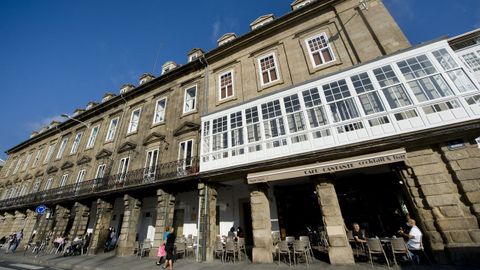 La emblemtica cafetera puede presumir de vivienda: est en uno de los bajos de las Casas de Paredes de A Corua