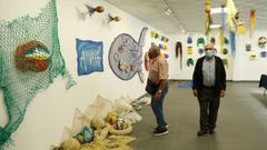 Exposici�n de arte feita con lixo mari�o no liceo de Noia