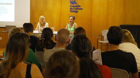 Paula Cabaleiro e Dolores Vilavedra, na sede do CCG, na presentaci&oacute;n da sesi&oacute;n de debate.