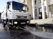 Uno de los camiones que llevan a cabo el baldeo de las calles de la ciudad.