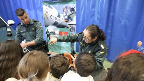 Espectacular despliegue de la Guardia Civil en Pontedeume. 