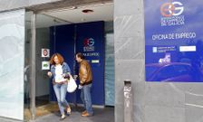 Pese a que mejoran las cifras, basta con estar diez minutos delante de la oficina del servicio de empleo de Boiro para darse cuenta de que son decenas de personas las que pasan por ella cada ma�ana. 
