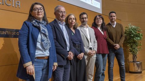 Carmen L&oacute;pez, &Aacute;ngel Carracedo, Gema Garc&iacute;a Abril, &Aacute;lvaro Hermida, Ver&oacute;nica Martos y Antonio Santos en la presentaci&oacute;n de los resultados de Galicia del programa IMPaCT-Gen&oacute;mica en Santiago